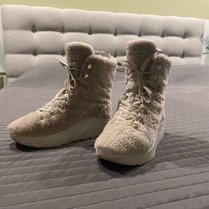 Stuart Weitzman Natural short shearling boots size 5.5